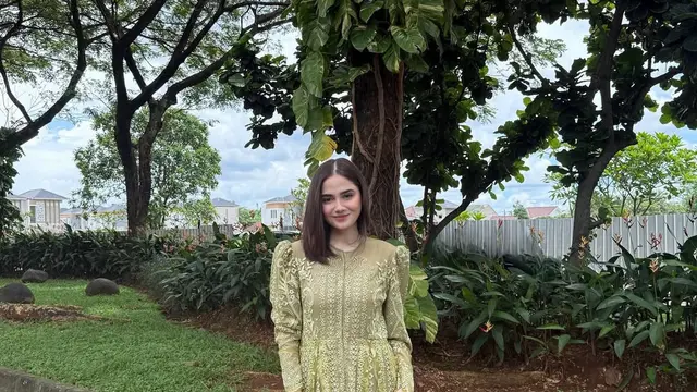 Tampil Elegan Usia 25? 6 Gaya Brokat Syifa Hadju