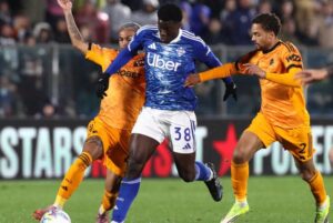 Wesley Klarifikasi Kartu Merah Kontroversial Saat Roma Tersingkir oleh Como