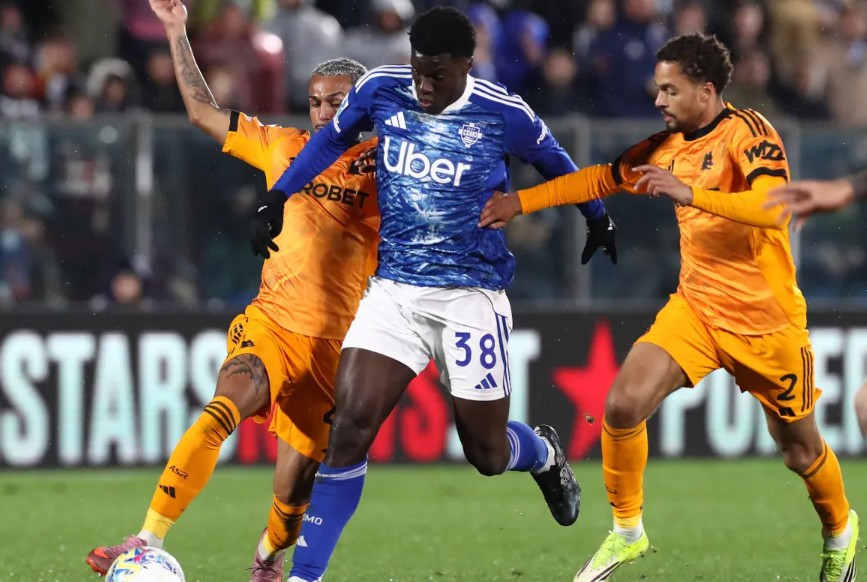 Wesley Klarifikasi Kartu Merah Kontroversial Saat Roma Tersingkir oleh Como