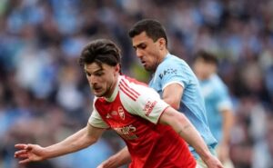 Declan Rice Jadi Sasaran Cemooh, Neville Serukan Revisi Aturan